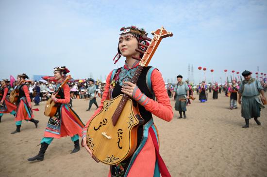 甘肃张掖：平山湖大峡谷群峰耸立 红色砂砾岩层层次清晰 第11张