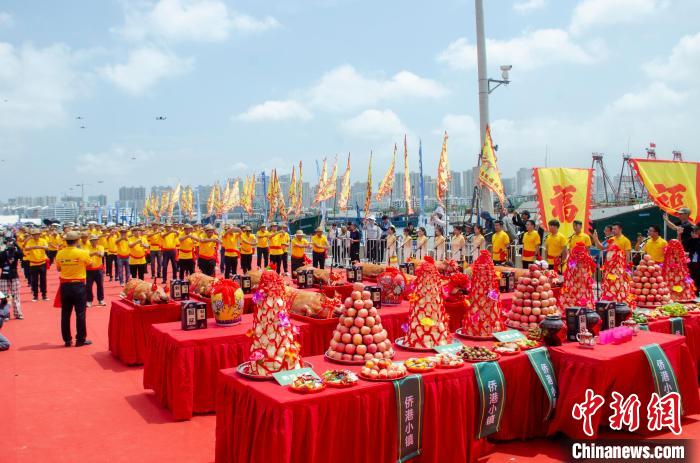 广西北海侨港开海嘉年华 “头鲜”拍卖被一扫而空 第2张